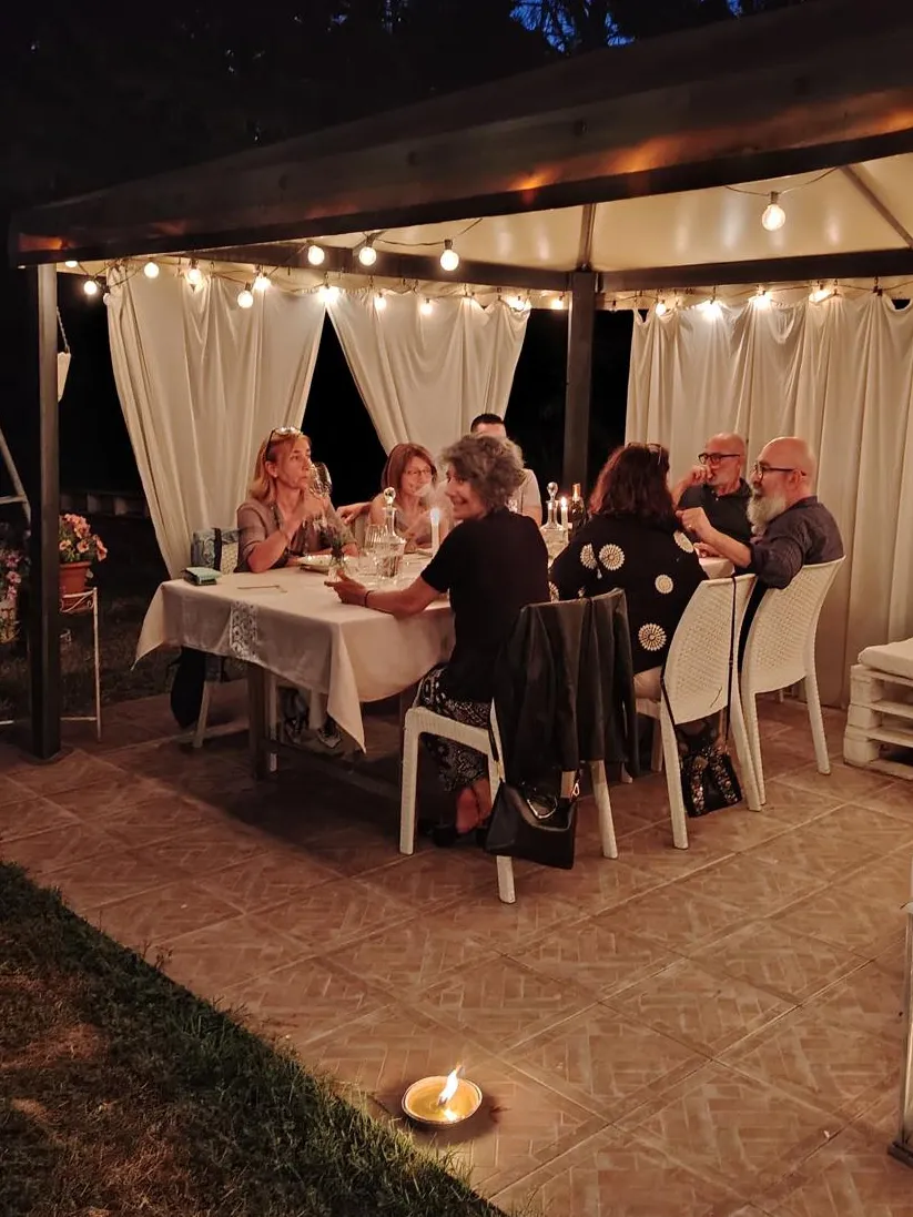 Atmosfera serale alla tavolata vegana di Casa Bucolica, home restaurant Budrio Bologna