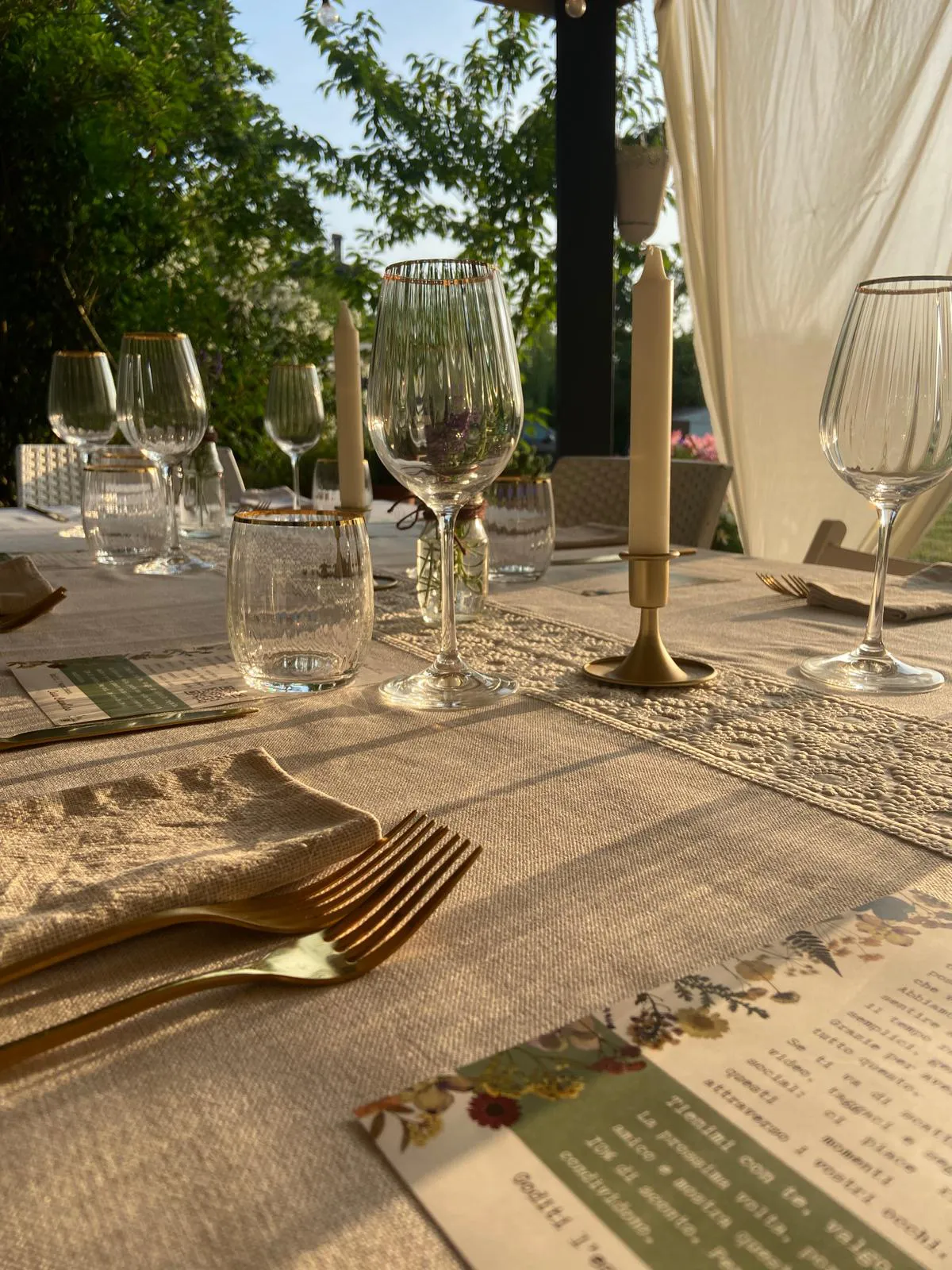 Dettaglio tavola Casa Bucolica con bicchieri e menu - home restaurant vegano Budrio